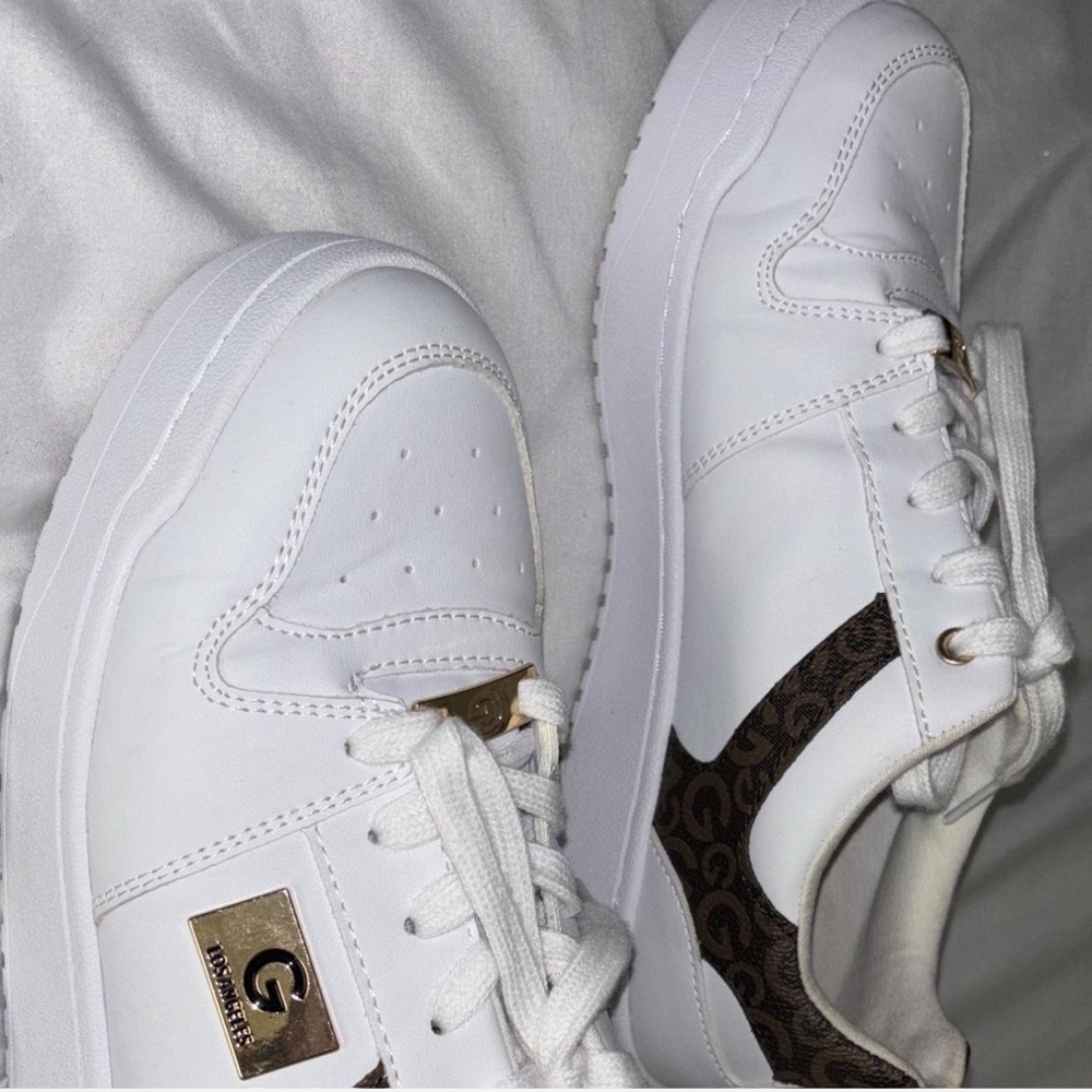 GUESS LA WOMENS SNEAKERS 
White and monogram 
Size 8 1/2
ONLY WORN ONCE